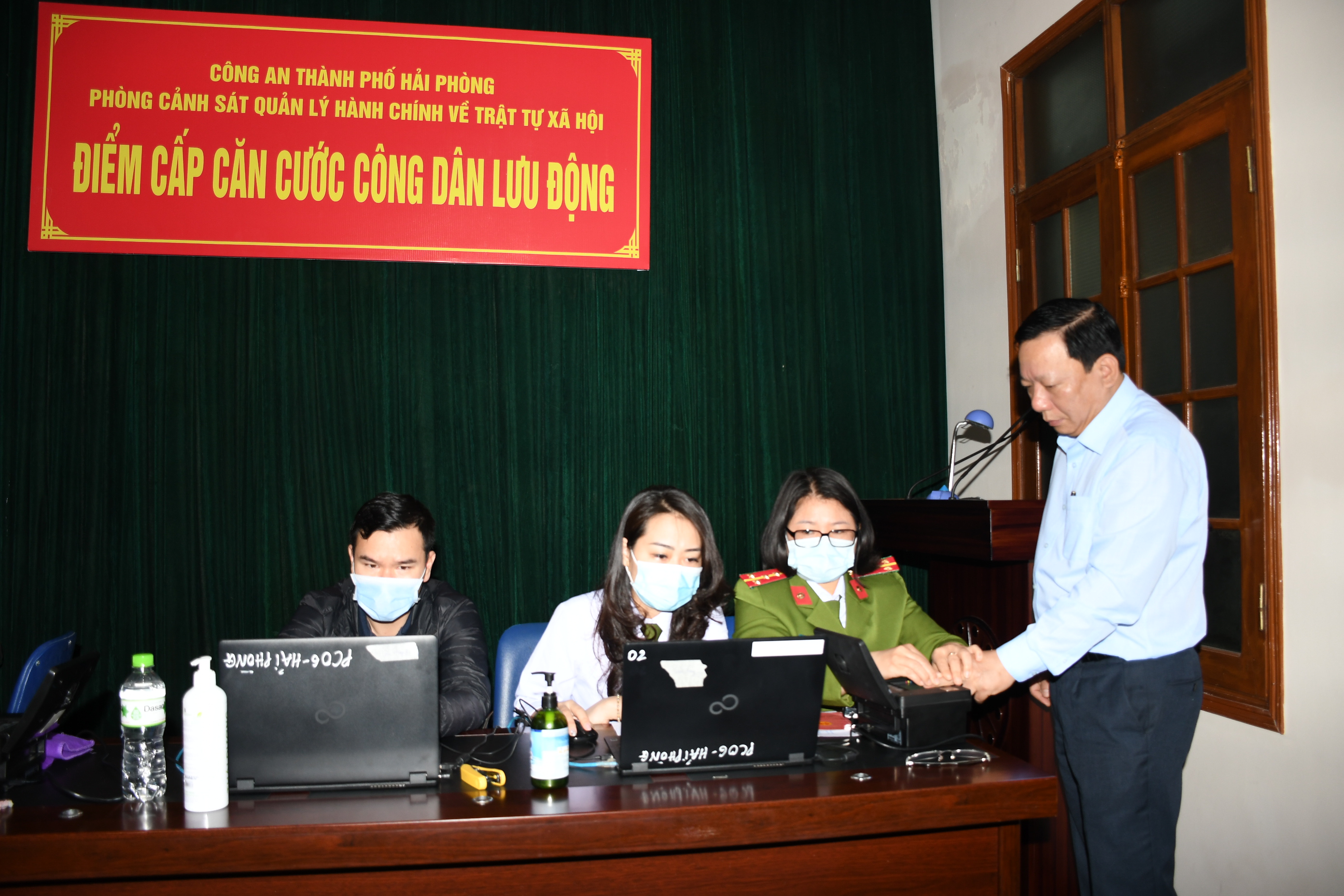 Cấp CCCD gắn chíp điện tử lưu động cho cán bộ, công chức, viên chức, người lao động Văn phòng UBND TP và nhân dân phường Minh Khai